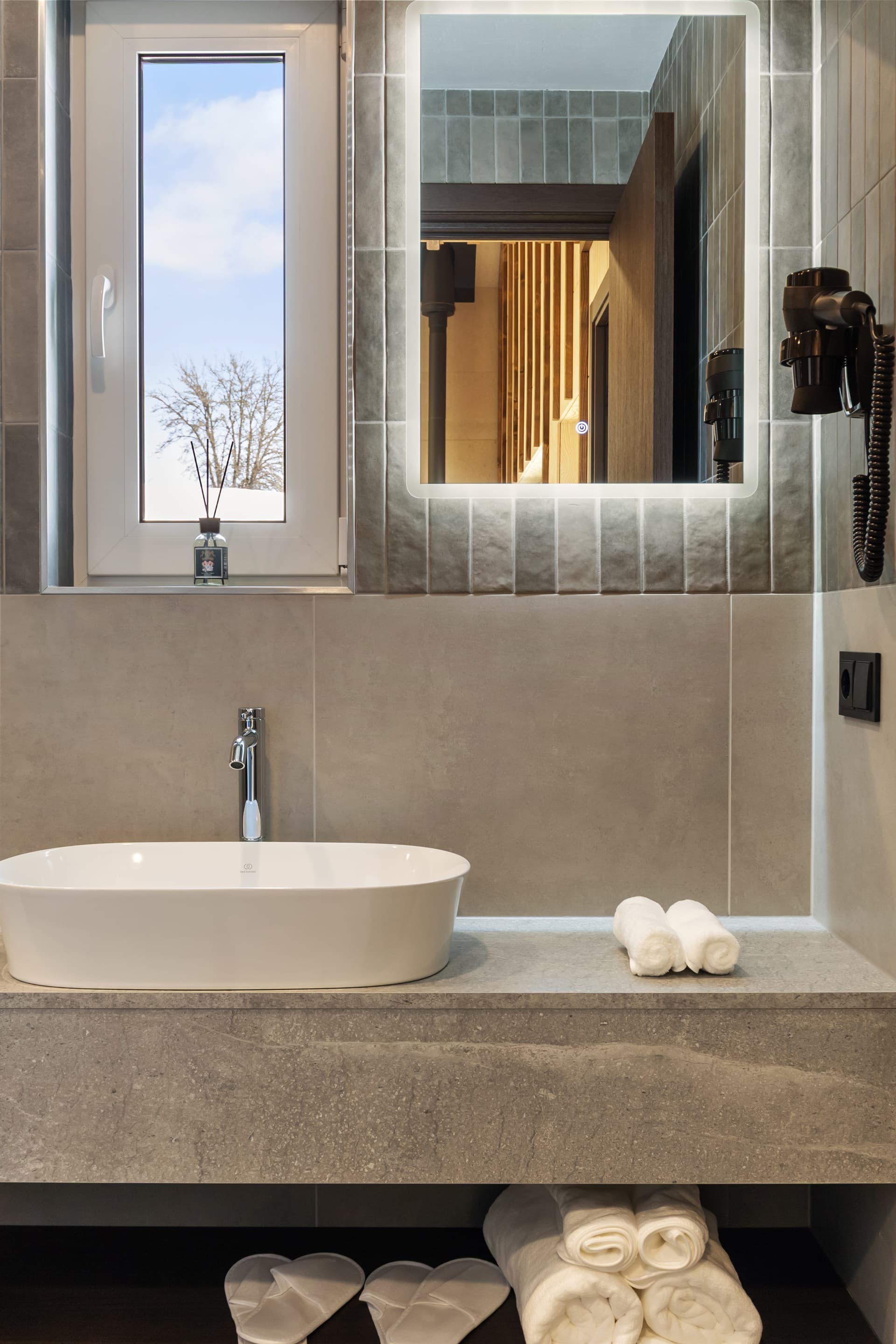 Bathroom sink with mirror